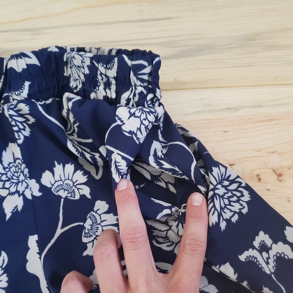 Mine blue and white floral shorts size Small - Picture 2 of 5